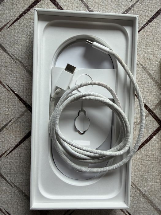 Iphone 16 pro 128 Deser titanium в гаранция