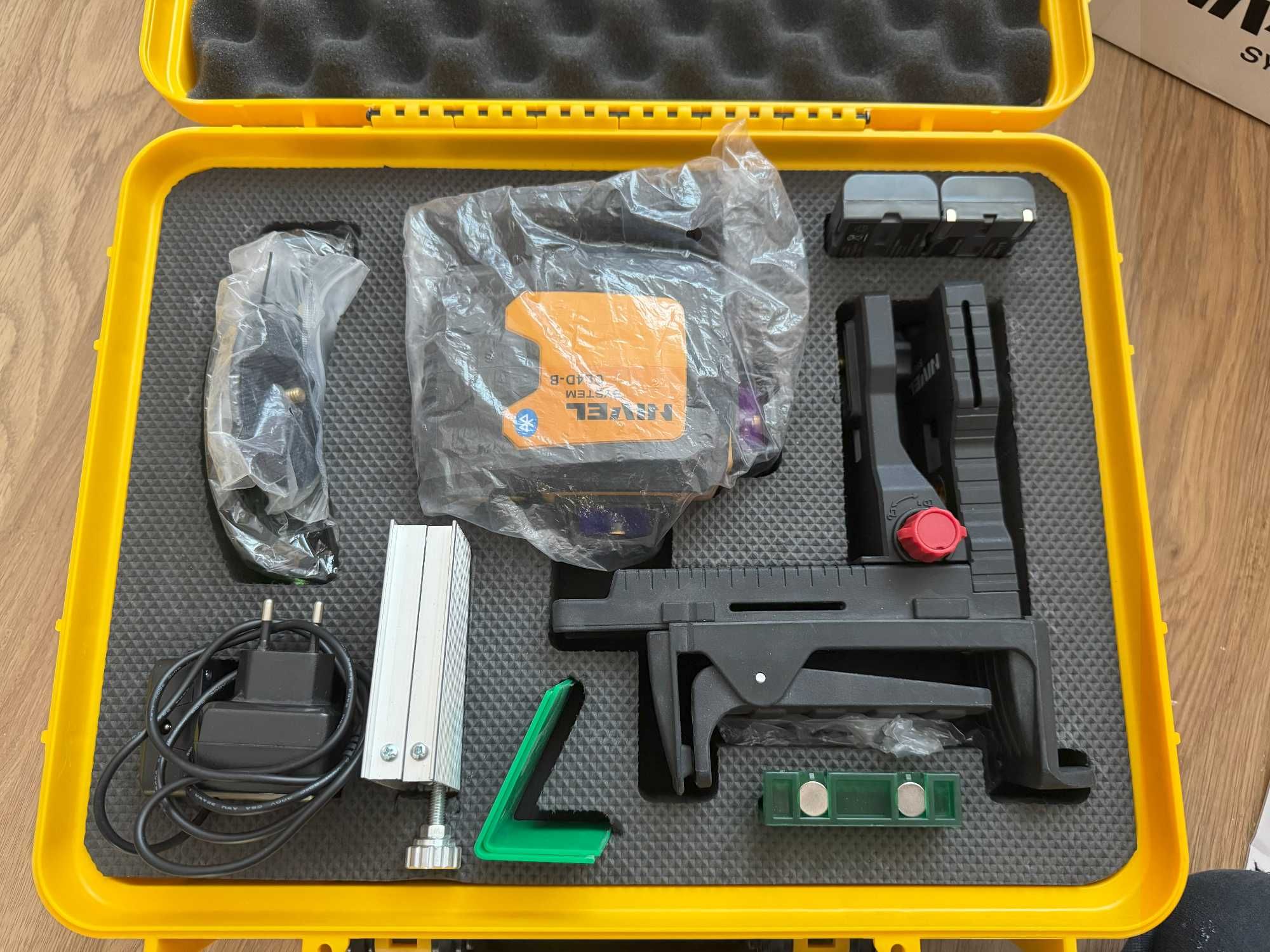 Лазерен нивелир Nivel System CL4D-B  и тринога