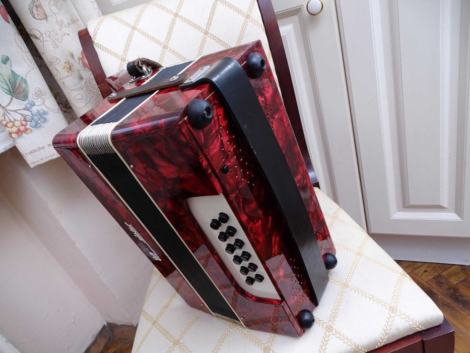 Много запазен стар акордеон Велтмайстер 12 баса