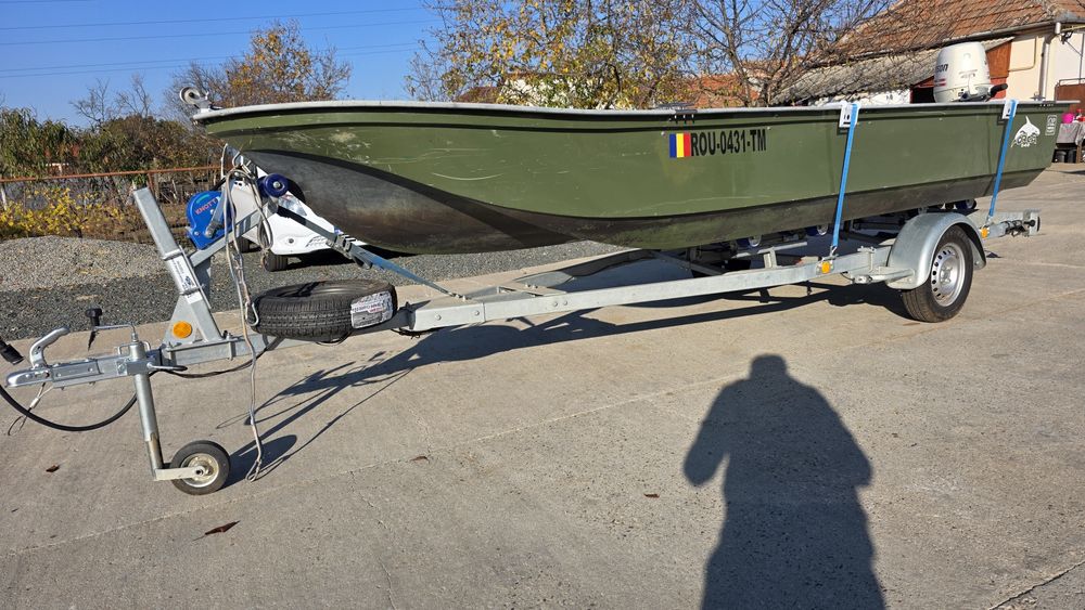 Barcă cu motor și peridoc