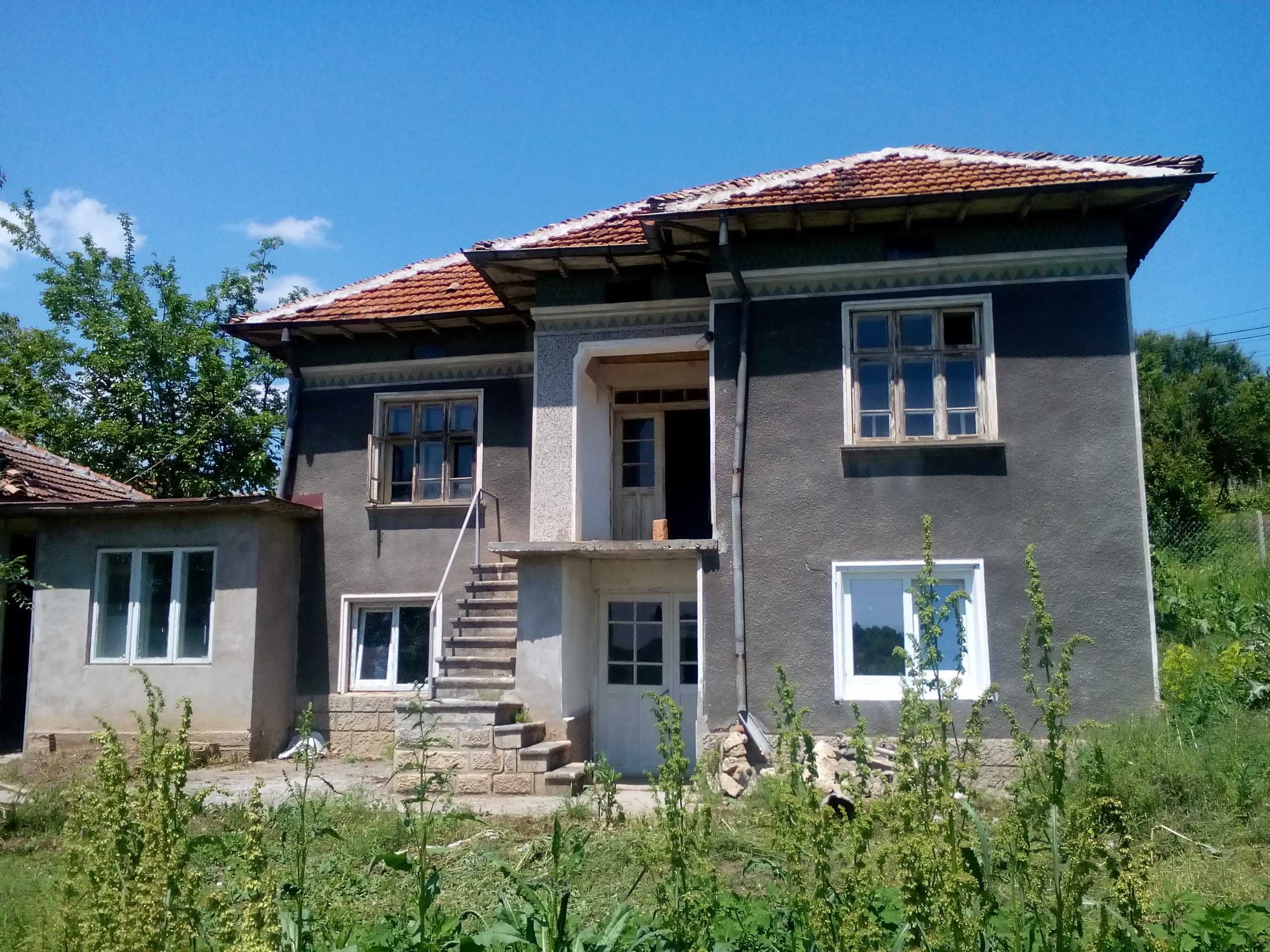 продава земя и къща