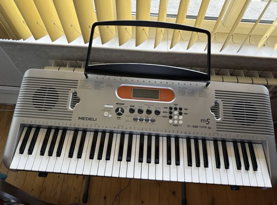 Продавам синтезатор Medeli M5 - нов!