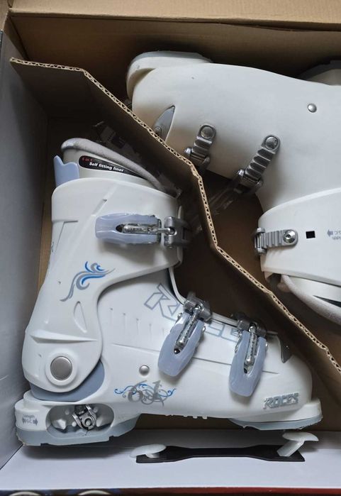 Clapari REGLABILI marimea 36-40 pentru fete in crestere. Marca ROCES