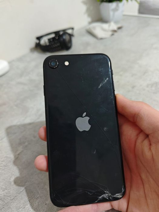 Iphone se 2020 продам