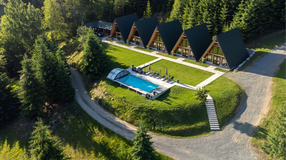 Cabana A-frame cu piscină de inchiriat