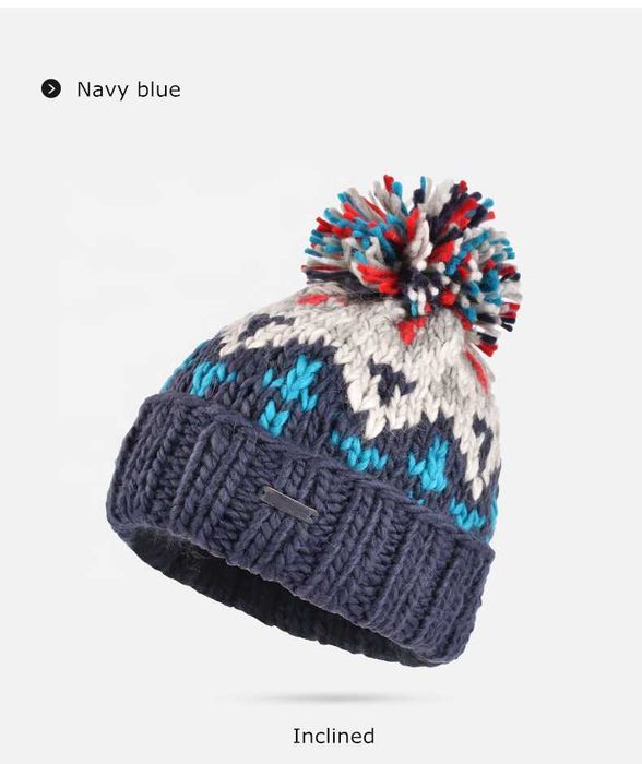 Вълнена плетена шапка с пом-пом