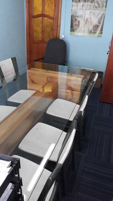 Стол и стулья выставочные