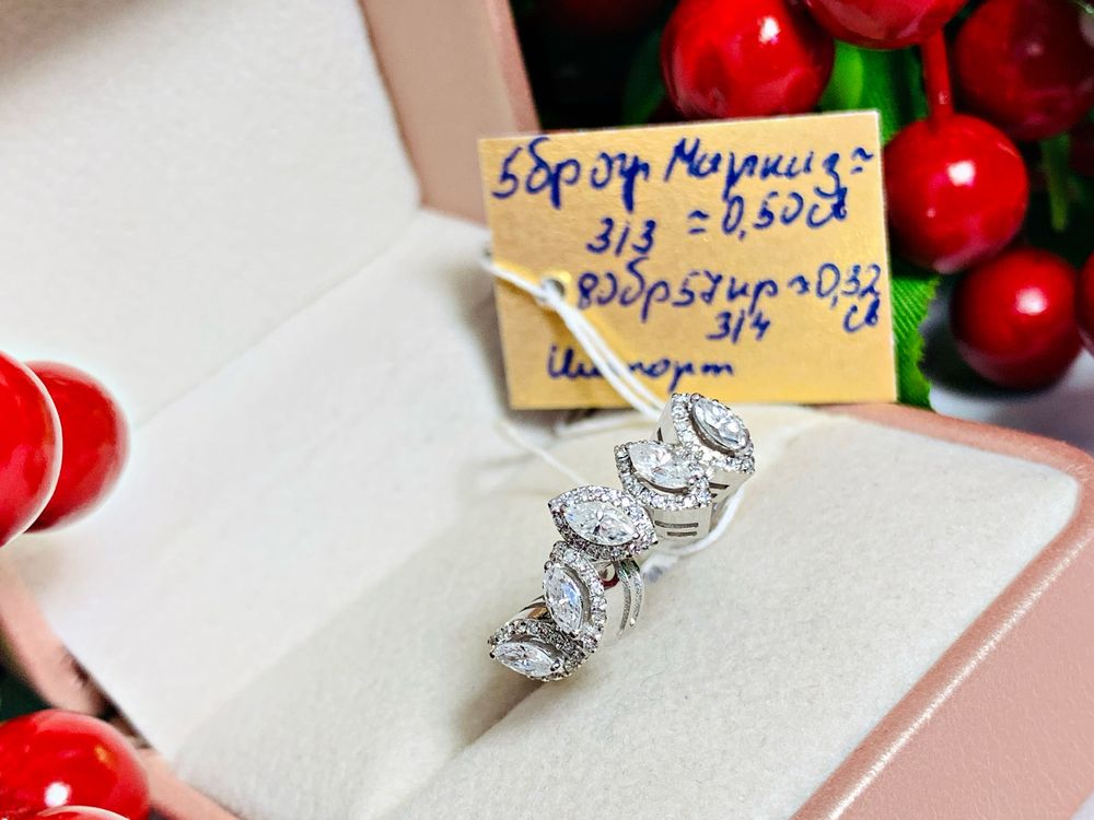 Золотое бриллиантовое кольцо, оригинальной модели