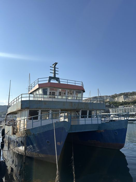 Кораб за туризъм, риболов и морски строителни дейности