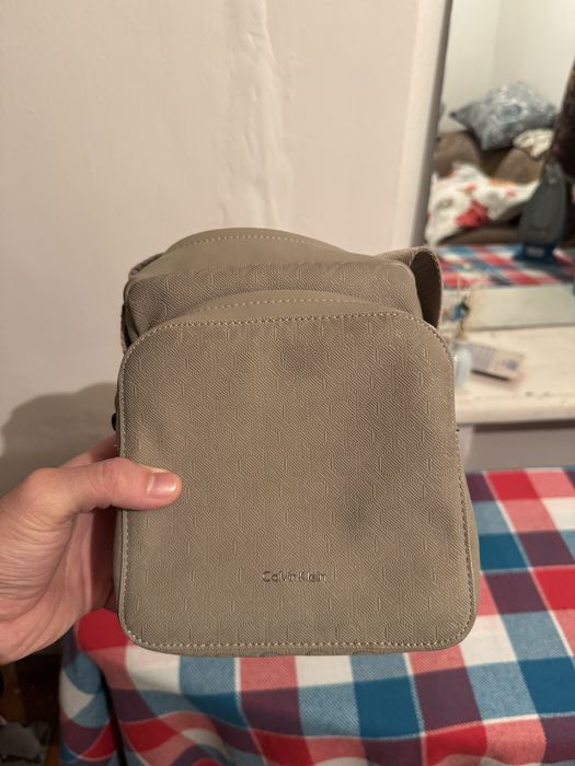 Барсетка Calvin Klein бежевая монограммная