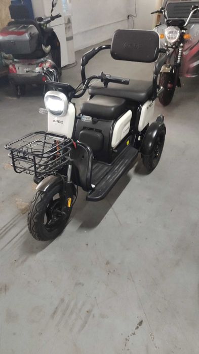 Scutere, tricicluri electrice
