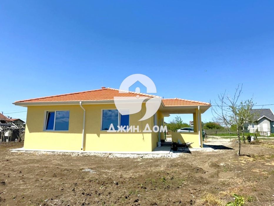 Просторна самостоятелна едноетажна къща в с. Черни връх