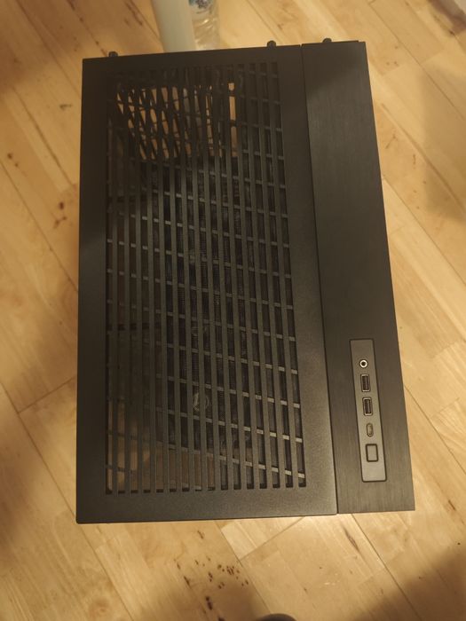 Кутия Lian Li O11D Mini V2 Flow чисто нова с 24 месеца гаранция