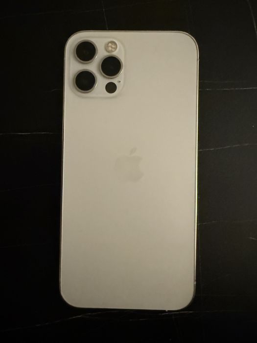 iPhone 12 Pro 128GB с протектор и 76% батерия