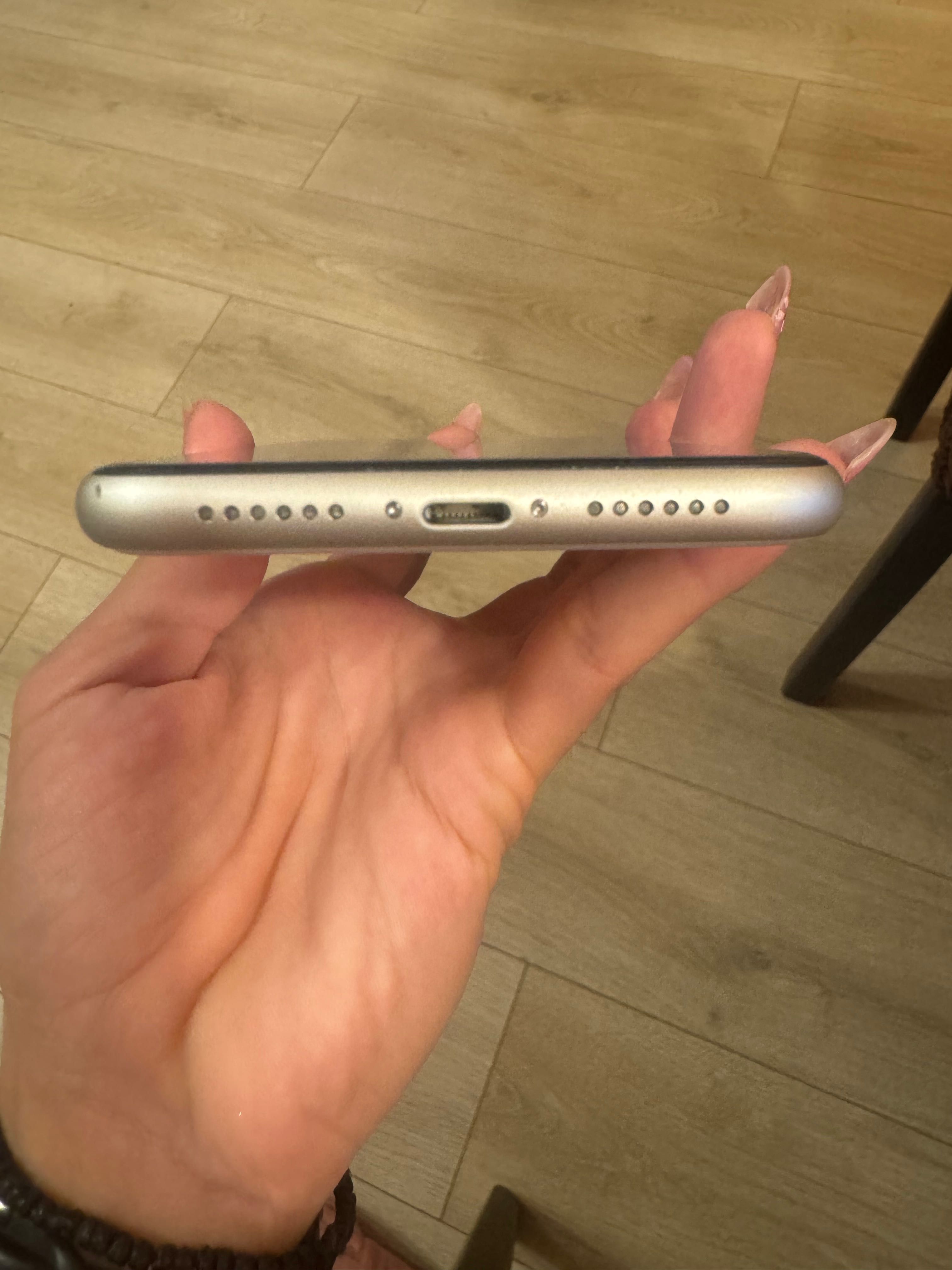 Телефон iPhone 11