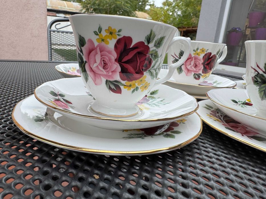 Винтидж английски порцеланов сервиз Gainsborough Bone China “Roses”