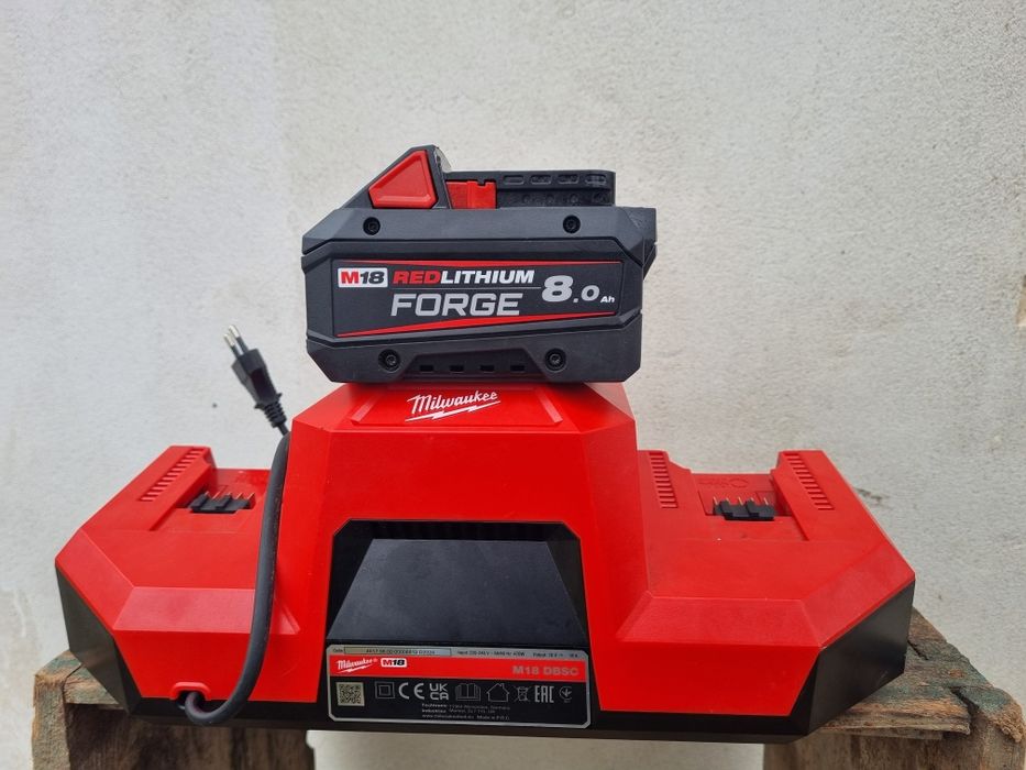 Incarcator milwaukee supercharger dbsc , baterie 8 amperi  forge