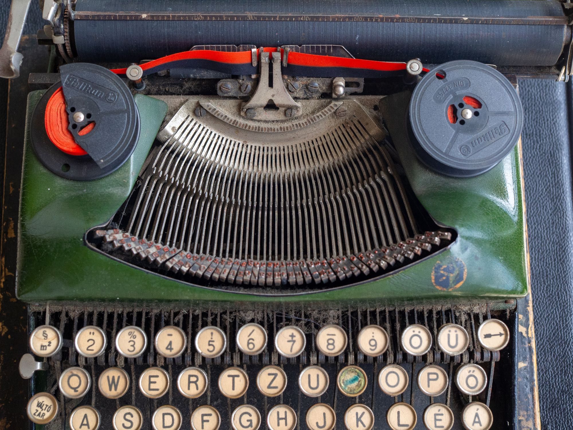 Mașină de scris Erika Model S (1930-1940), verde - tastatură QUERTZ