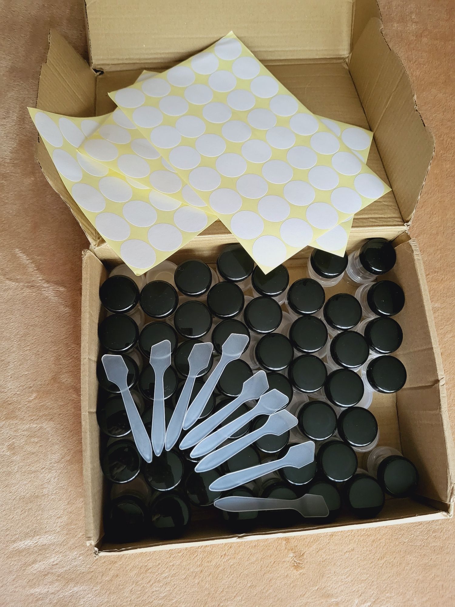 Cutii mini cu capac, spatule si stickere