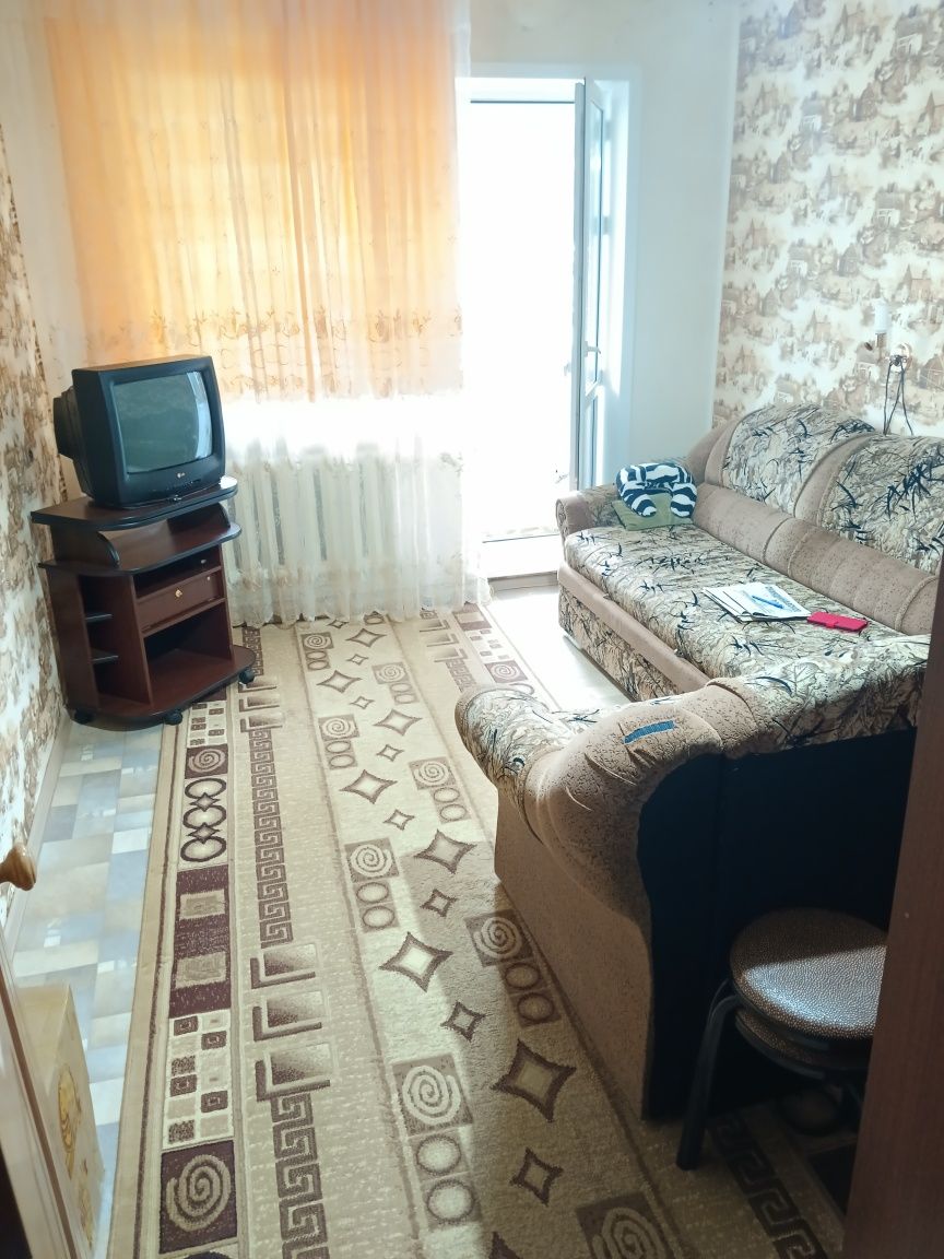 Продам 3 х комн квар. 4 мкр, дом 28, 2 этаж.