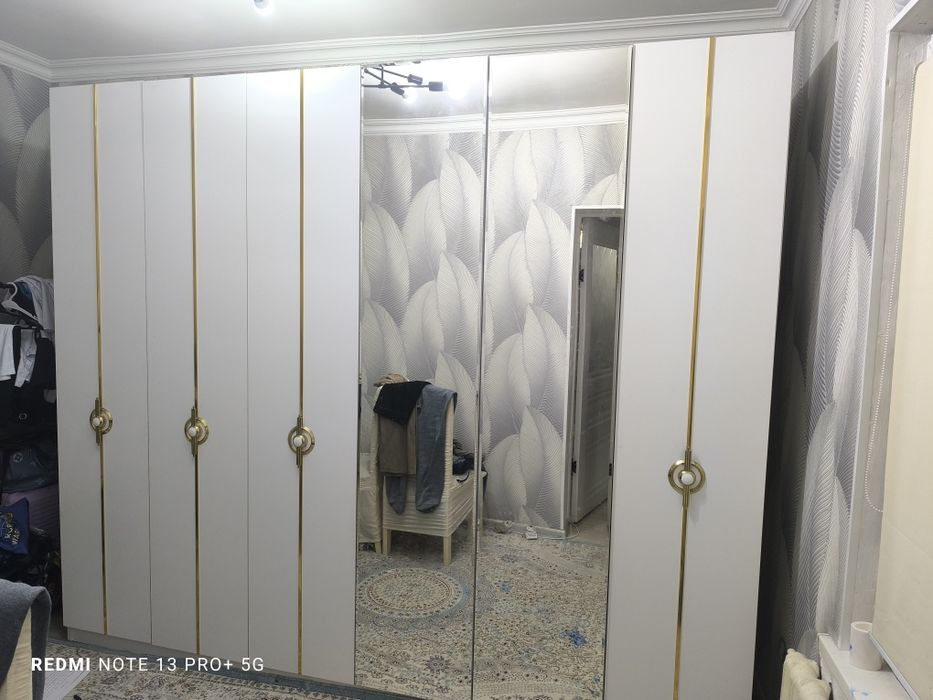 Большой шкаф для одежды