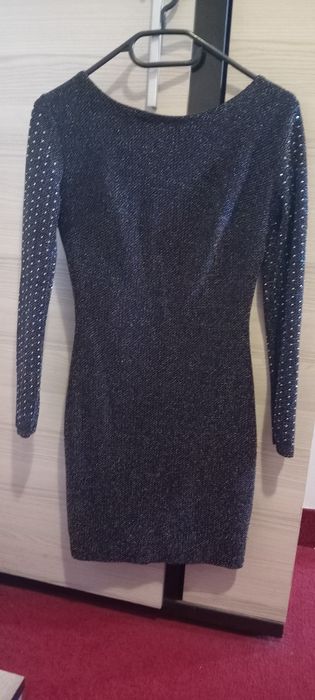 Vand rochii mărimea S  100 lei toate