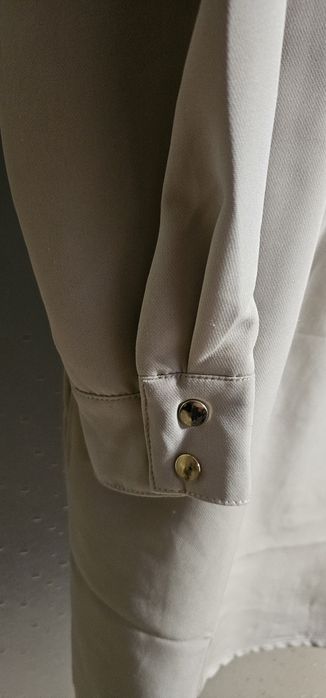 Бежева рокля с дълги ръкави