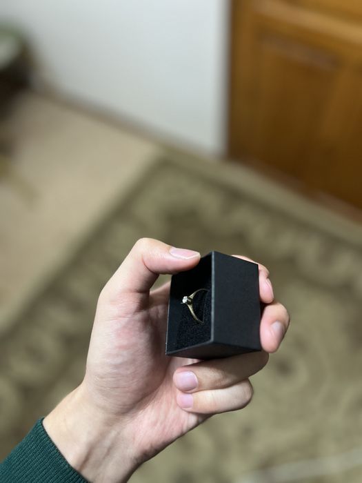Продам золотое бриллиантовое кольцо