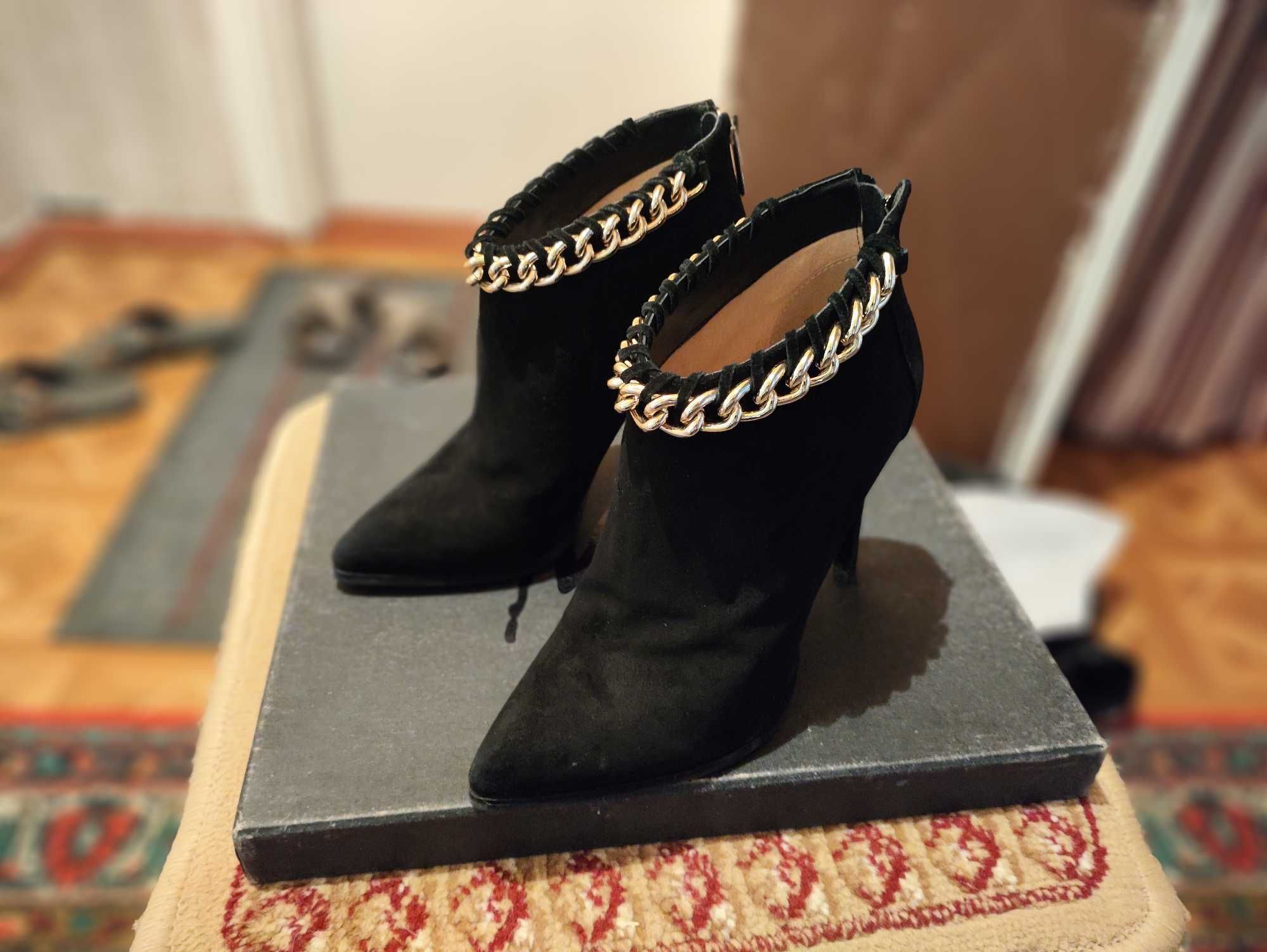 Продам женские замшевые ботинки Ботильоны  MEDEA