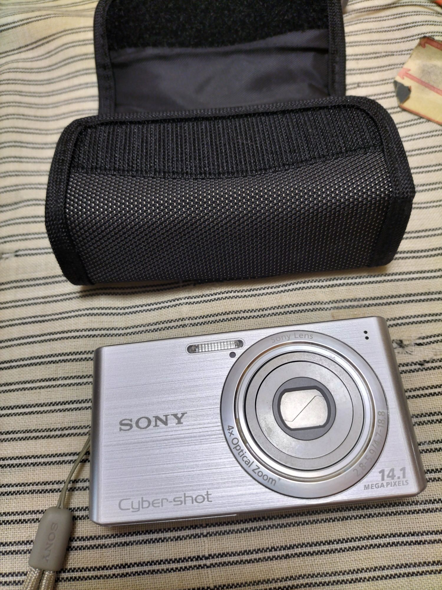 Aparat foto digital Sony cu încărcător husă