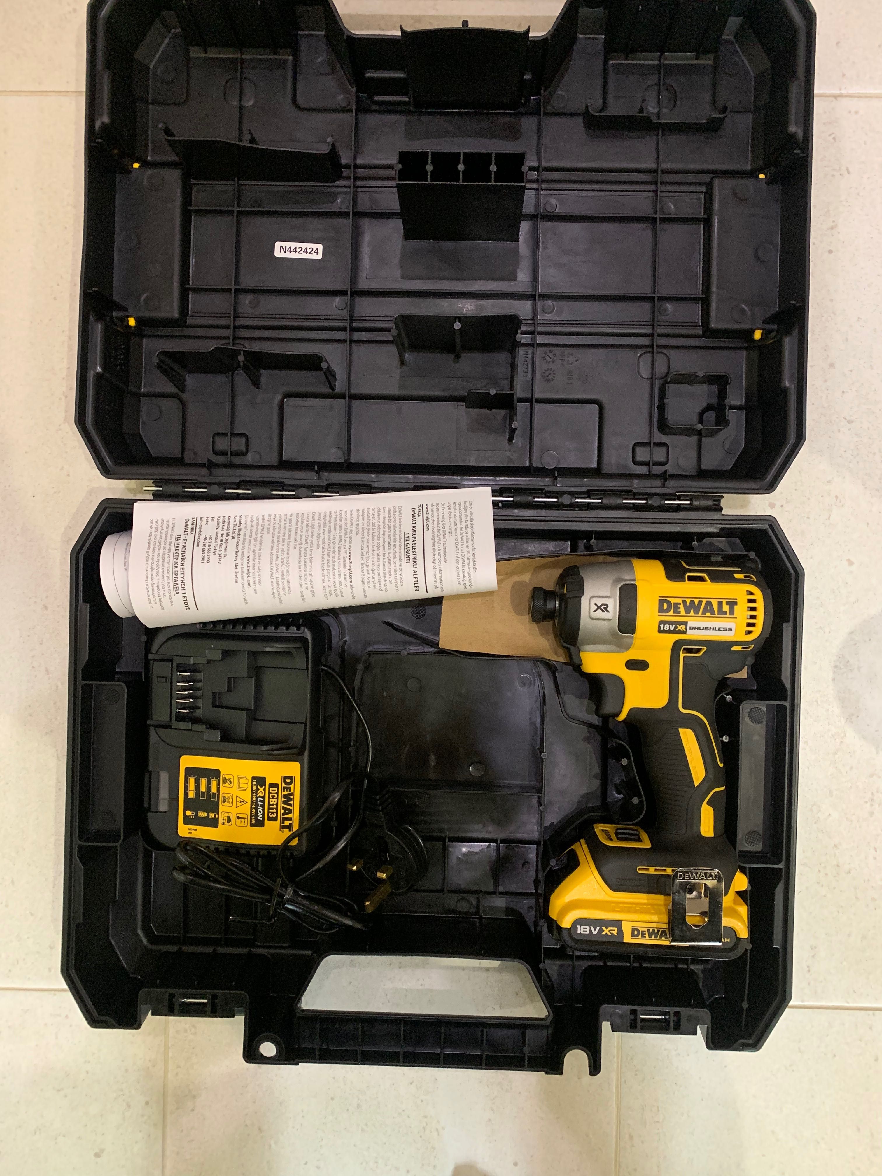 Винтоверт Dewalt DCF887 безчетков