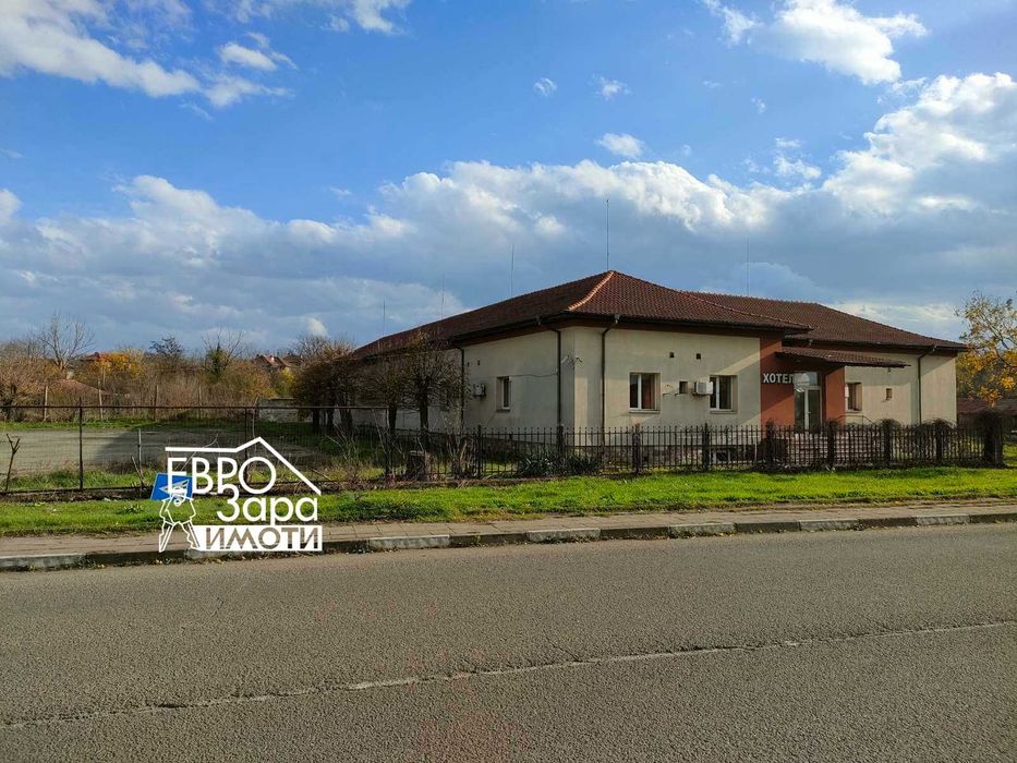 Масивна, обзаведена сграда /хотел/ за продажба в село Любеново