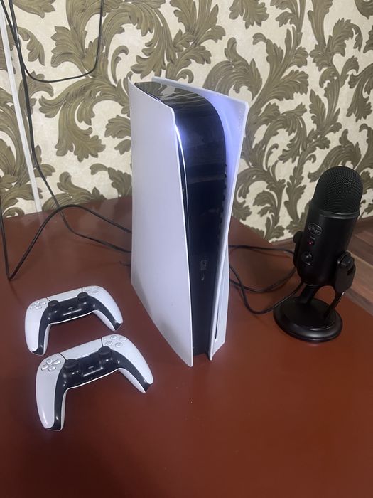 Playstation 5 (ideal) 750GB + 2Controller Pult bilan