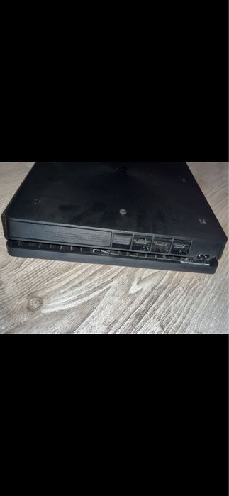 Конзола Playstation 4 с 2 джойстика