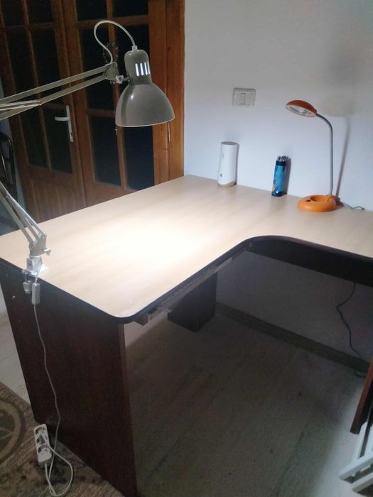 Se vinde birou pe colt in stare foarte buna