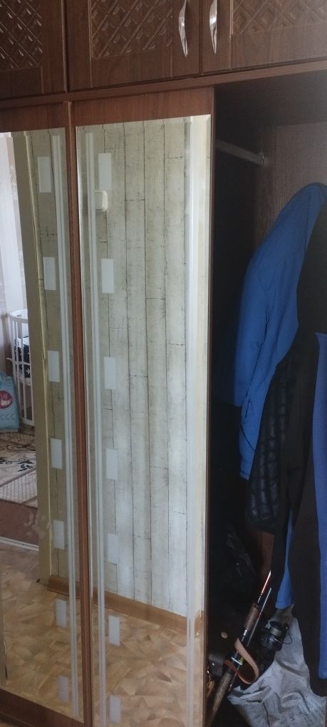 Продам детский диван и шкаф , продам прихожую вмести с обувницей