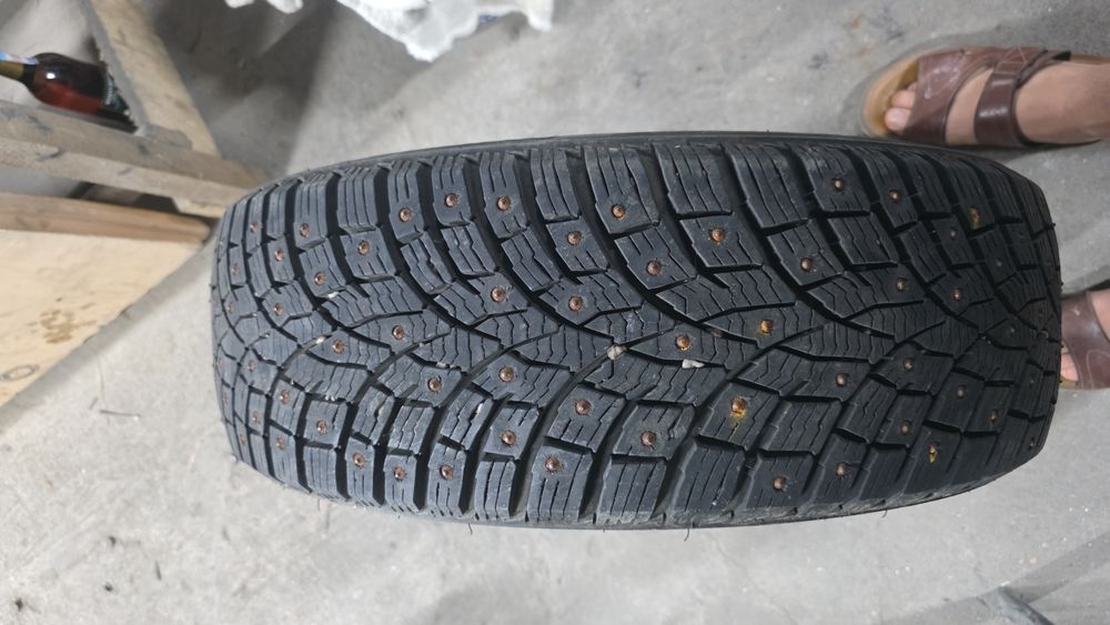 Продам комплект зимнию резину 205/60/ 16d. Шипы