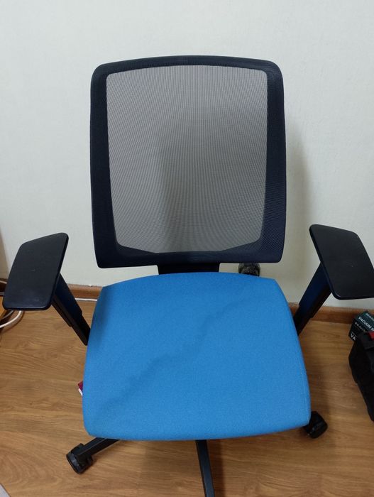 Въртящ се офис стол