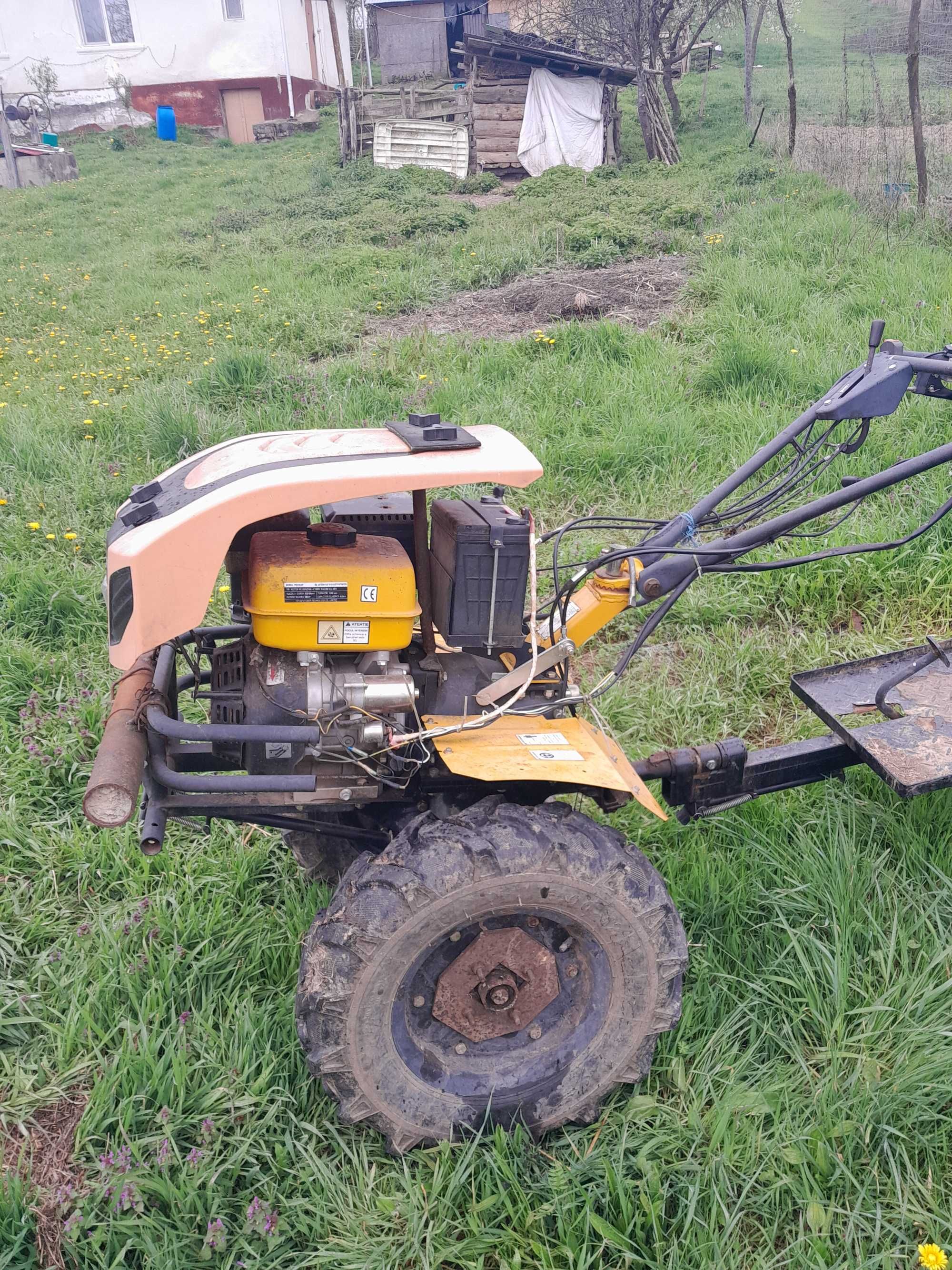 Vand Motocultor cu remorca plus accesori. 18 cp pe benzina.