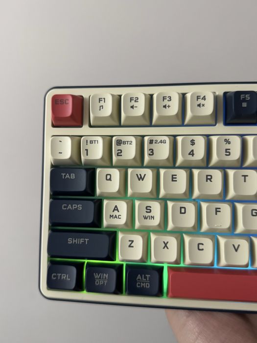 Игровая клавиатура AOC GK300 с экраном