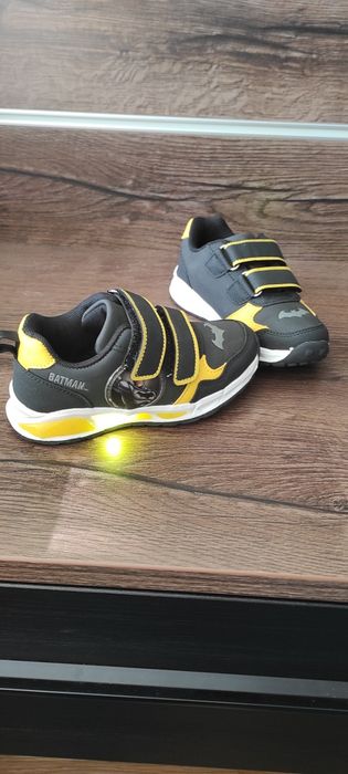 Adidasi Batman noi marimea 28
