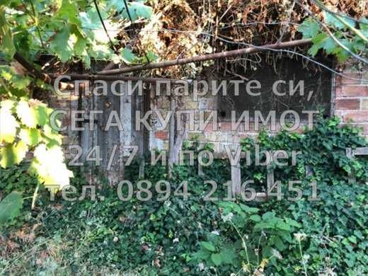 код 61604. Двуетажна тухлена къща 200м2 с двор 900м2 със стоп. сгради