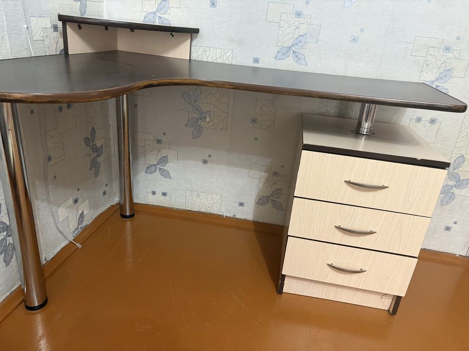 Продам стол ученический 17000