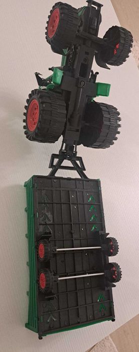 NOU - Tractor cu remorcă și doua animalute dimensiuni destul de mari