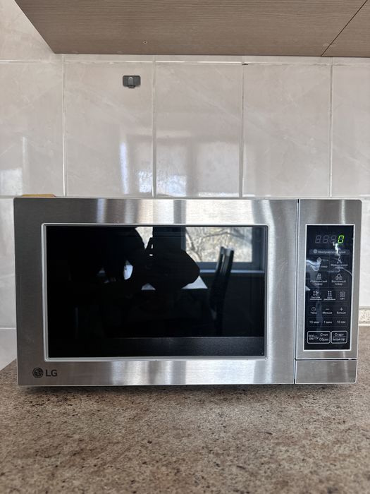 Срочно Продается Микроволновая печь LG MS-2044V серый