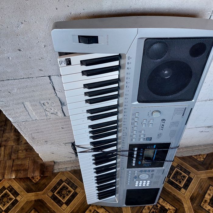 Vînd orgă  este bună