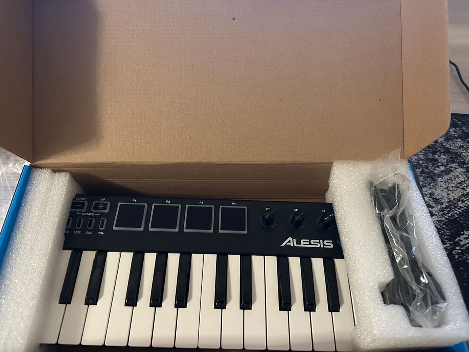 MIDI клавиатура Alesis