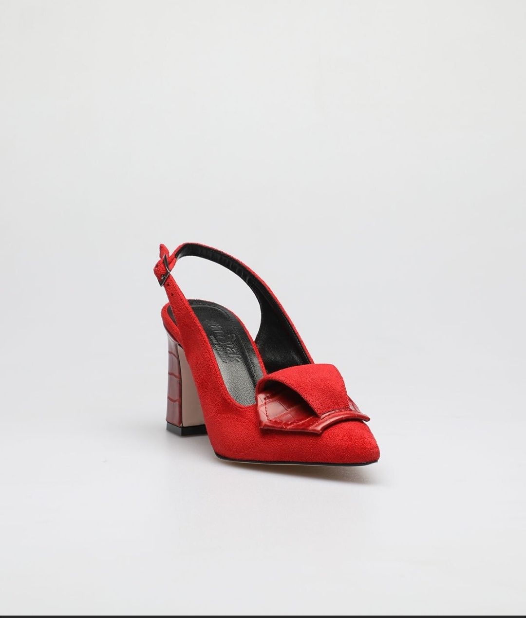 Червени обувки, 2 модела