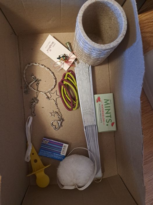 Donez evantai, bratara, elastice par, pahar baie, creioane