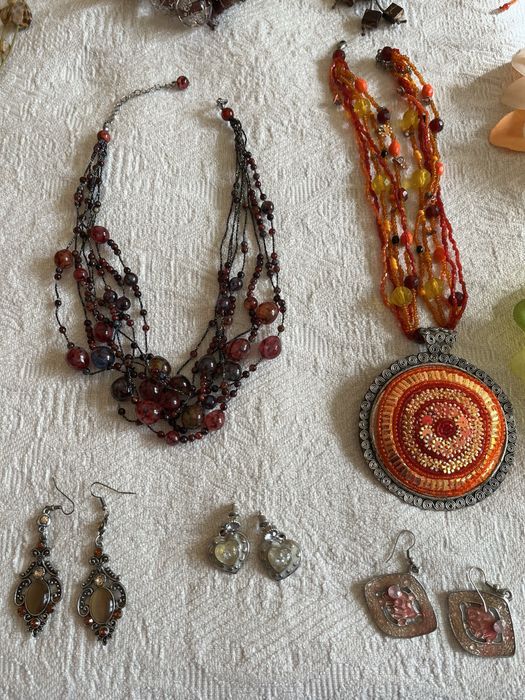 Колекция гердани, обеци, брошки